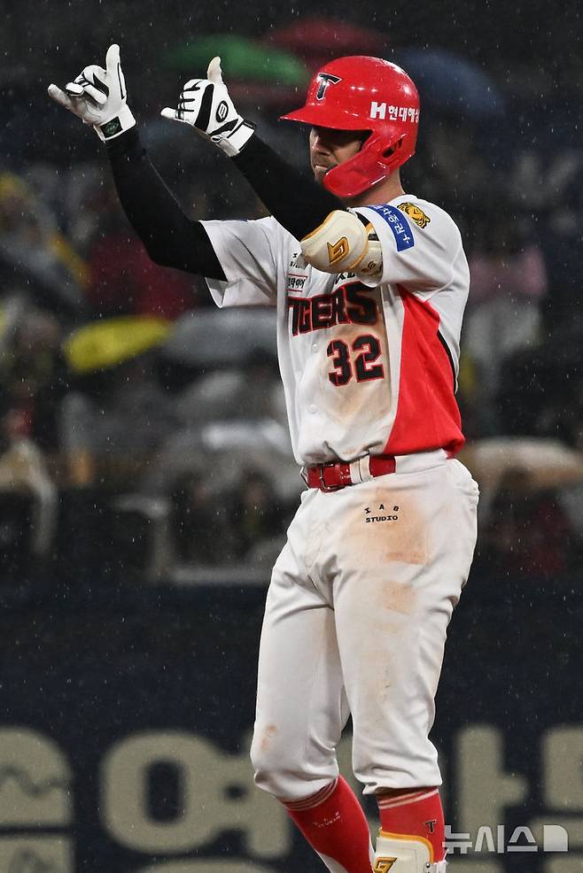 [광주=뉴시스] 이영주 기자 = 3일 오후 광주 북구 광주-기아챔피언스필드에서 열린 2026 신한 SOL KBO리그 NC다이노스 대 KIA타이거즈의 경기. 8회 말 KIA 데일이 우익수 오른쪽 2루타를 날린 뒤 세리머니하고 있다. 2026.04.03. leeyj2578@newsis.com
