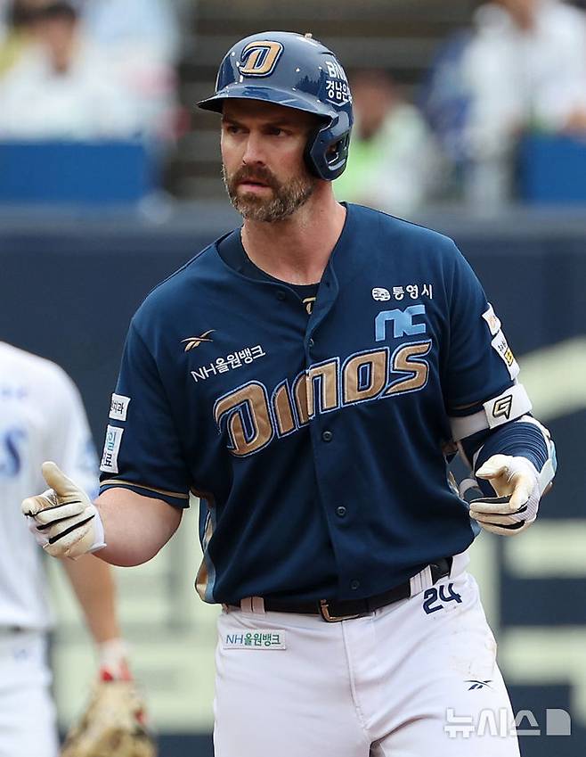 [대구=뉴시스] 이무열 기자 = 6일 대구 수성구 삼성라이온즈파크에서 열린 2025 신한 SOL 뱅크 KBO리그 와일드카드 1차전 NC 다이노스와 삼성 라이온즈의 경기, 5회초 2사 주자 1,3루 상황에서 NC 데이비슨이 1타점 2루타를 친 뒤 기뻐하고 있다. 2025.10.06. lmy@newsis.com