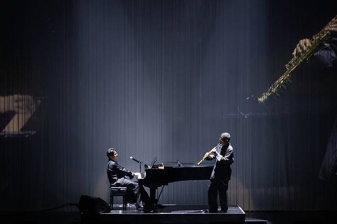 [서울=뉴시스] 이적·김진표 '패닉'. (사진 = 뮤직팜 엔터테인먼트 제공) 2026.04.19 photo@newsis.com *재판매 및 DB 금지