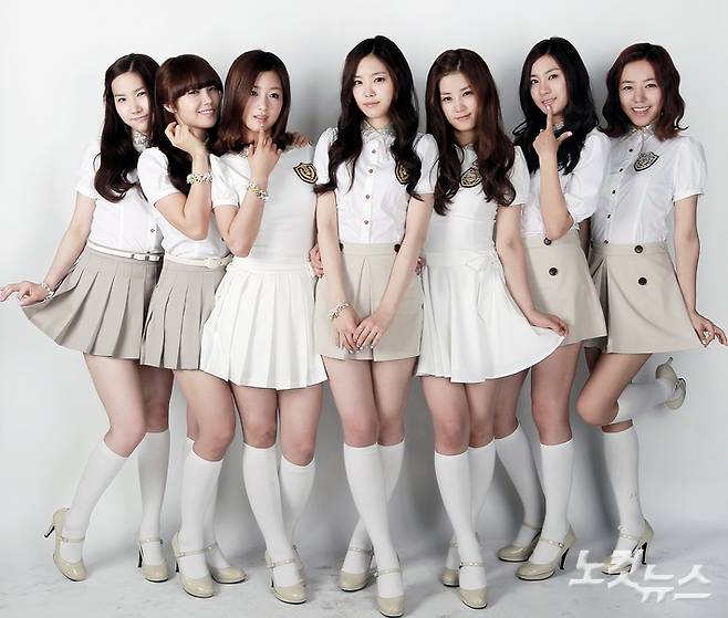 에이핑크는 당초 7인조로 데뷔했으나 홍유경, 손나은이 탈퇴해 현재 5인조로 활동 중이다. 왼쪽부터 홍유경, 정은지, 윤보미, 손나은, 박초롱, 오하영, 김남주