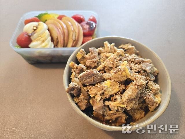 5일차 : 따끈한 밥에 불고기 소스가 잘 스며든 즉석 덮밥.