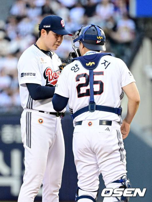 [OSEN=잠실, 최규한 기자] 18일 오후 서울 잠실야구장에서 ‘2026 신한 SOL KBO리그’ 두산 베어스와 KIA 타이거즈의 경기가 열렸다. 7회초 2사 3루 상황 두산 선발 최승용과 포수 양의지가 마운드에서 대화를 나누고 있다. 2026.04.18 / dreamer@osen.co.kr
