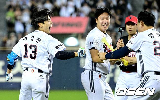 [OSEN=잠실, 최규한 기자] 18일 오후 서울 잠실야구장에서 ‘2026 신한 SOL KBO리그’ 두산 베어스와 KIA 타이거즈의 경기가 열렸다. 끝내기 안타를 터트린 두산 이유찬이 동료들의 물세례를 받으며 기뻐하고 있다. 2026.04.18 / dreamer@osen.co.kr