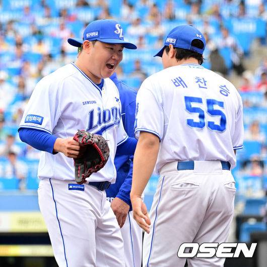 [OSEN=대구, 지형준 기자] 18일 대구삼성라이온즈파크에서 2026 신한 SOL KBO리그 삼성 라이온즈와 LG 트윈스의 경기가 열렸다.7연승에 도전하는 삼성은 잭 오러클린, LG는 임찬규가 선발로 나섰다.6회초 2사 만루에서 삼성 이승현이 LG 신민재를 2루 땅볼로 처리하며 배찬승과 기뻐하고 있다. 2026.04.18&nbsp;/ jpnews@osen.co.kr