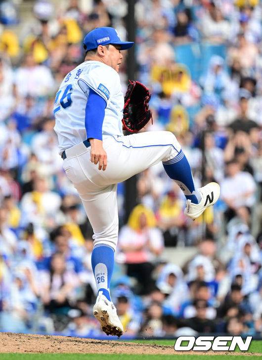 [OSEN=대구, 지형준 기자] 18일 대구삼성라이온즈파크에서 2026 신한 SOL KBO리그 삼성 라이온즈와 LG 트윈스의 경기가 열렸다.7연승에 도전하는 삼성은 잭 오러클린, LG는 임찬규가 선발로 나섰다.6회초 2사 만루에서 삼성 이승현이 LG 신민재를 2루 땅볼로 처리하고 있다. 2026.04.18&nbsp;/ jpnews@osen.co.kr