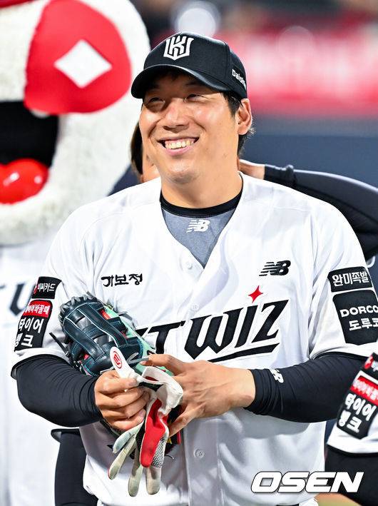 [OSEN=수원, 민경훈 기자] 18일 오후 수원 KT위즈파크에서 ‘2026 신한 SOL Bank KBO리그' KT 위즈와 키움 히어로즈의 경기가 열렸다.이 경기에서 KT는 키움에 4-2로 승리했다. 2위 KT는 4연승을 질주하며 선두 삼성 라이온즈 맹추격을 이어갔다. 시즌 13승 5패. 주말 3연전 위닝시리즈를 조기 확보하며 최근 3연속 위닝시리즈를 달성했다. 반면 5연패 늪에 빠진 꼴찌 키움은 4승 14패가 됐다.&nbsp;KT 선발 보쉴리는 6이닝 7피안타 무사사구 4탈삼진 2실점 80구 투구로 시즌 4승(무패)째를 신고했다. 데뷔 후 20이닝 연속 무실점에 성공하며 KBO리그 데뷔 후 연속 이닝 무실점 신기록을 세웠다. 보쉴리는 6회초 무사 2, 3루에서 첫 실점하며 연속 이닝 무실점 기록 행진이 22이닝에서 멈췄다.&nbsp;경기를 마치고 KT 김현수가 환하게 웃고 있다. 2026.04.18 / rumi@osen.co.kr