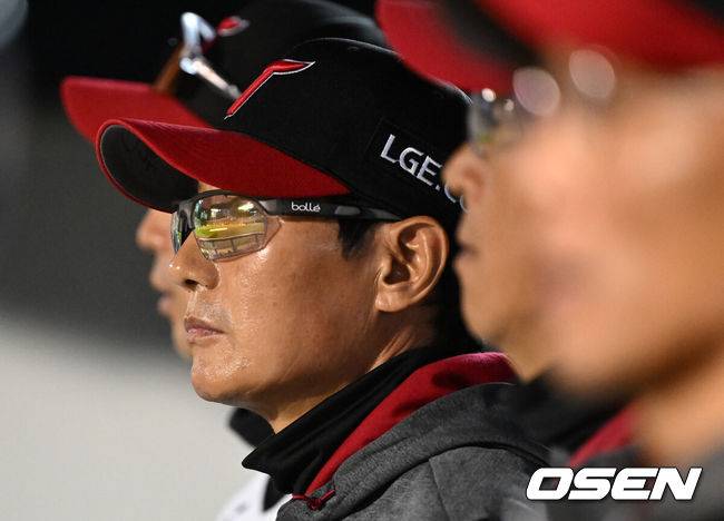 [OSEN=잠실, 이대선 기자] 프로야구 LG 트윈스가 롯데 자이언츠를 꺾고 8연승을 질주했다.  LG는 14일 서울 잠실구장에서 열린 2026 KBO리그 롯데와 시즌 첫 '엘롯라시코'에서 2-1 한 점 차 승리를 거뒀다. 1-1 동점인 8회 오스틴의 결승 솔로 홈런이 터지면서 '연승'을 8까지 늘렸다. 9회초 LG 염경엽 감독이 경기를 바라보고 있다. 2026.04.14 /sunday@osen.co.kr