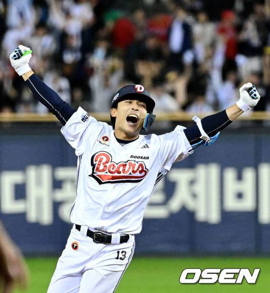 [OSEN=잠실, 최규한 기자] 18일 오후 서울 잠실야구장에서 ‘2026 신한 SOL KBO리그’ 두산 베어스와 KIA 타이거즈의 경기가 열렸다.이날 경기는 두산 이유찬이 연장 10회말 2사 1, 2루 상황에서 끝내기 2루타를 날려 5-4 짜릿한 승리를 거뒀다.끝내기 안타를 터트린 두산 이유찬이 그라운드를 돌며 기뻐하고 있다. 2026.04.18 / dreamer@osen.co.kr