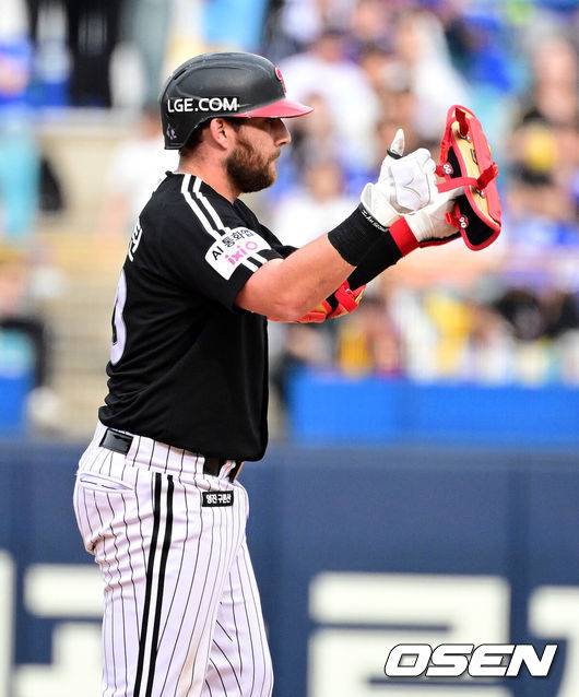 [OSEN=대구, 지형준 기자] 18일 대구삼성라이온즈파크에서 2026 신한 SOL KBO리그 삼성 라이온즈와 LG 트윈스의 경기가 열렸다.7연승에 도전하는 삼성은 잭 오러클린, LG는 임찬규가 선발로 나섰다.7회초 1사 2루에서 LG 오스틴이 1타점 적시 2루타를 날리며 기뻐하고 있다. 2026.04.18&nbsp;/ jpnews@osen.co.kr