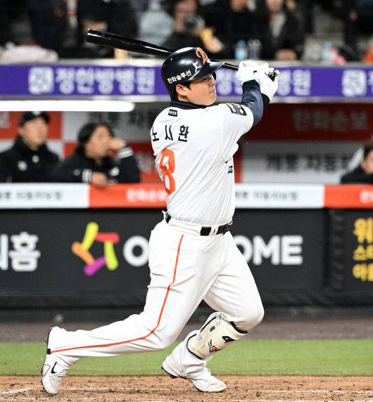 [OSEN=대전, 이대선 기자] 2일 대전 한화생명볼파크에서 2026 신한 SOL KBO리그 한화 이글스와 KT 위즈의 경기가 열렸다.이날 한화는 문동주, KT는 오원석을 선발로 내세웠다.4회말 1사 2,3루에서 한화 노시환이 땅볼을 치고 있다. 2026.04.02 /sunday@osen.co.kr