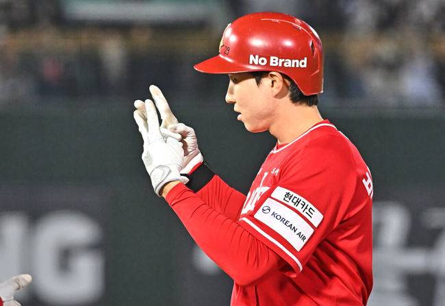 [OSEN=부산, 이석우 기자] 3일 부산 사직야구장에서 2026 신한 SOL KBO 리그 롯데 자이언츠와 SSG 랜더스의 경기가 열렸다. 홈팀 롯데는 로드리게스가, 방문팀 SSG는 화이트가 선발 출전했다.SSG 랜더스 박성한이 6회초 2사 2,3루 중견수 앞 2타점 안타를 치고 세리머니를 하고 있다. 2026.04.03 / foto0307@osen.co.kr