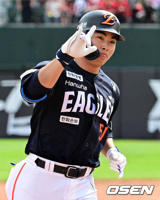 [OSEN=부산, 지형준 기자] 19일 부산 사직야구장에서 2026 신한 SOL KBO리그 롯데 자이언츠와 한화 이글스의 경기가 열렸다.롯데는 박세웅, 한화는 에르난데스가 선발로 나섰다.3회초 2사에서 한화 문현빈이 우월 솔로포를 날리며 기뻐하고 있다. 2026.04.19&nbsp;/ jpnews@osen.co.kr