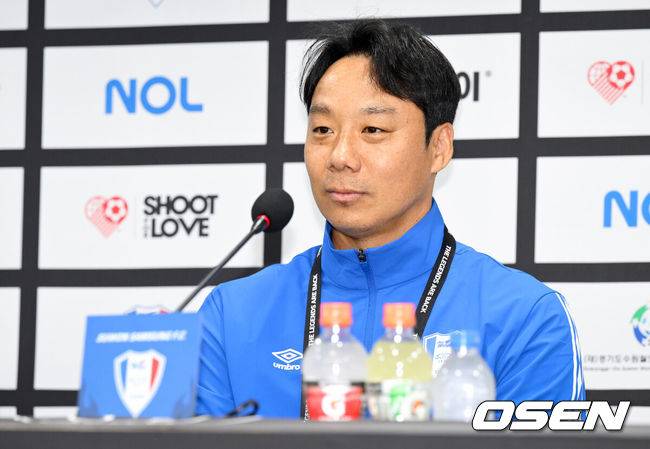 [OSEN=수원, 조은정 기자]OGFC와 수원삼성 블루윙즈 레전드 매치 ‘OGFC: THE LEGENDS ARE BACK’이 19일 수원월드컵경기장에서 열린다.OGFC는 박지성, 리오 퍼디난드, 라이언 긱스, 파트리스 에브라 등 프리미어리그 황금기를 대표하는 레전드들이 축구 콘텐츠·이벤트 제작사 슛포러브와 함께 결성한 신생 독립팀이다.수원 삼성 염기훈이 취재진 질문을 듣고 있다. 2026.04.19 /cej@osen.co.kr