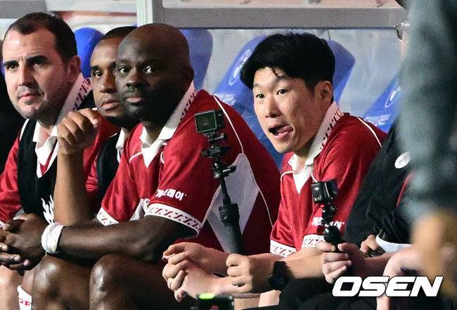 [OSEN=수원, 조은정 기자]OGFC와 수원삼성 블루윙즈 레전드 매치 ‘OGFC: THE LEGENDS ARE BACK’이 19일 수원월드컵경기장에서 열렸다.OGFC는 박지성, 리오 퍼디난드, 라이언 긱스, 파트리스 에브라 등 프리미어리그 황금기를 대표하는 레전드들이 축구 콘텐츠·이벤트 제작사 슛포러브와 함께 결성한 신생 독립팀이다.전반 박지성이 벤치에서 경기를 지켜보고 있다. 2026.04.19 /cej@osen.co.kr