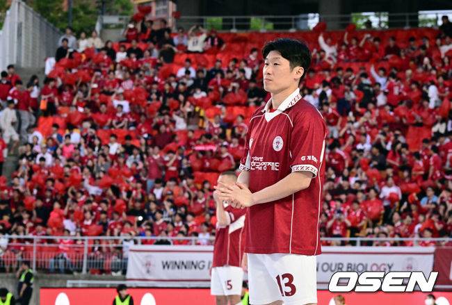 [OSEN=수원, 조은정 기자]OGFC와 수원삼성 블루윙즈 레전드 매치 ‘OGFC: THE LEGENDS ARE BACK’이 19일 수원월드컵경기장에서 열렸다.OGFC는 박지성, 리오 퍼디난드, 라이언 긱스, 파트리스 에브라 등 프리미어리그 황금기를 대표하는 레전드들이 축구 콘텐츠·이벤트 제작사 슛포러브와 함께 결성한 신생 독립팀이다.OGFC 박지성이 그라운드를 바라보고 있다. 2026.04.19 /cej@osen.co.kr