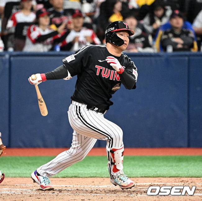 [OSEN=고척, 이대선 기자] 5일 서울 고척스카이돔에서 2026 신한 SOL KBO리그 키움 히어로즈와 LG 트윈스의 경기가 열렸다.이날 키움은 와일스, LG는 톨허스트를 선발로 내세웠다.3횣 2사에서 LG 문보경이 우전 안타를 치고 있다. 2026.04.05 /sunday@osen.co.kr