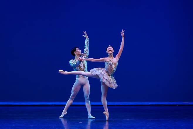 17일 마포아트센터에서 ‘그랑 파 클라시크’를 선보이고 있는 ABT 스튜디오 컴퍼니의 박건희(왼쪽)와&nbsp;박수하.&nbsp;마포문화재단·아트앤아티스트 제공&nbsp;