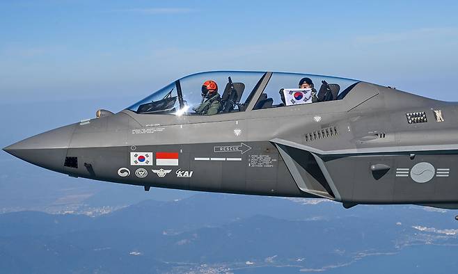 손석락 공군참모총장이 지난해 11월 5일 KF-21 복좌형에 탑승해 태극기를 들어보이고 있다. 세계일보 자료사진