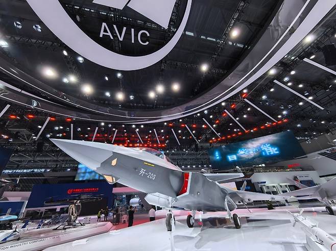 중국&nbsp;J-20 스텔스기의 복좌형인 J-20S 모형이 전시되어 있다. 세계일보 자료사진