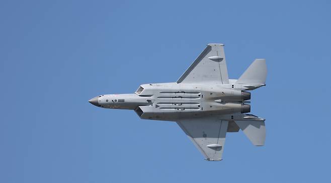 KF-21 시제기가 기체 하부를 드러낸 채 비행을 하고 있다. 세계일보 자료사진