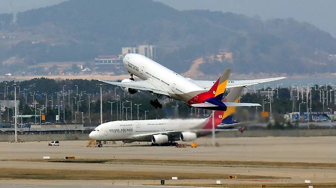 중동발 에너지 충격 여파로 유럽에 남은 항공유가 6주 치에 불과하고 항공편 취소 사태까지 직면할 수 있다는 경고가 나온 가운데 17일 인천공항 활주로에서 비행기가 이륙하고 있다.