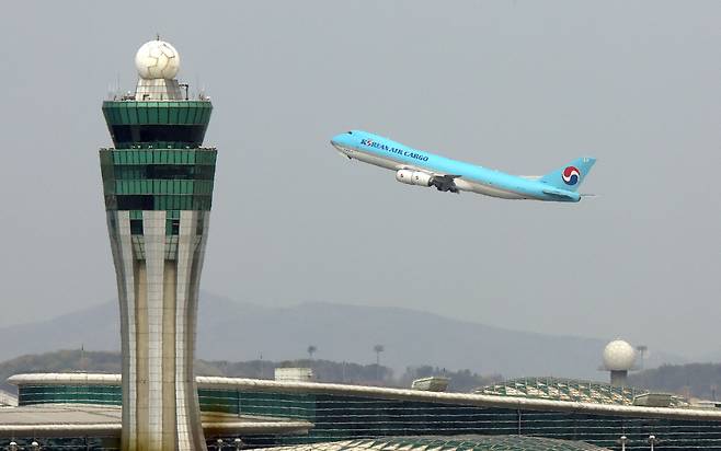 중동발 에너지 충격 여파로 유럽에 남은 항공유가 6주 치에 불과하고 항공편 취소 사태까지 직면할 수 있다는 경고가 나온 가운데 17일 인천공항 활주로에서 비행기가 이륙하고 있다.