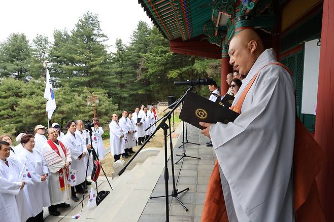‘2026 삼일운동 107주년 기념 대한통일만세운동 및 평화행진’ 중 불교 지도자의 기미독립 선언문 낭독 모습.