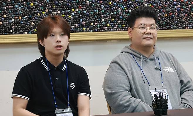 19일 서울 세종대에서 열린 촉법소년 연령 하향 시민토론회에 참석한 김하준(18), 김웅겸(45)씨가 참석 소감을 밝히고 있다. 성평등가족부 제공