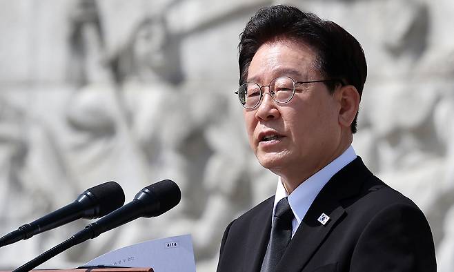 이재명 대통령이 19일 서울 강북구 국립 4·19민주묘지에서 열린 4·19혁명 기념식에서 기념사를 하고 있다. 연합뉴스