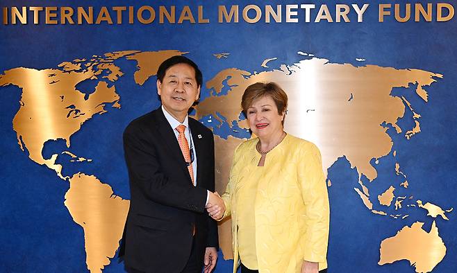주요 20개국(G20) 재무장관회의 및 국제통화기금(IMF)·세계은행(WB) 춘계회의 참석차 미국 워싱턴D.C.를 방문 중인 구윤철 부총리 겸 재정경제부 장관이 지난 17일(현지시간) IMF에서 크리스탈 오르기에바 총재와 면담에 앞서 악수하고 있다. 재정경제부 제공