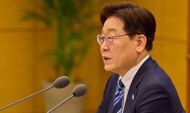 이재명 대통령이 지난 17일 청와대에서 프랑스·영국이 주도하는 호르무즈 해협 자유항행에 관한 화상 정상회의를 하고 있다. 청와대 제공