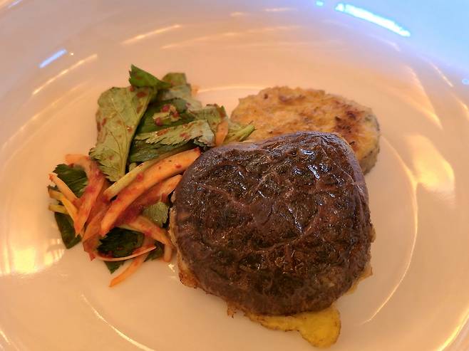 닭고기와 두부로 속을 채운 표고버섯과 참나물. 최현태 기자