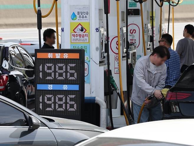 19일 서울 만남의광장 주유소에 휘발유 가격이 표시돼 있다. 한국석유공사 유가정보시스템 오피넷에 따르면 이날 오전 9시 기준 전국 주유소 휘발유 평균 판매가는 ℓ당 2000.93원으로, 전날보다 0.42원 올랐다. 2026.4.19