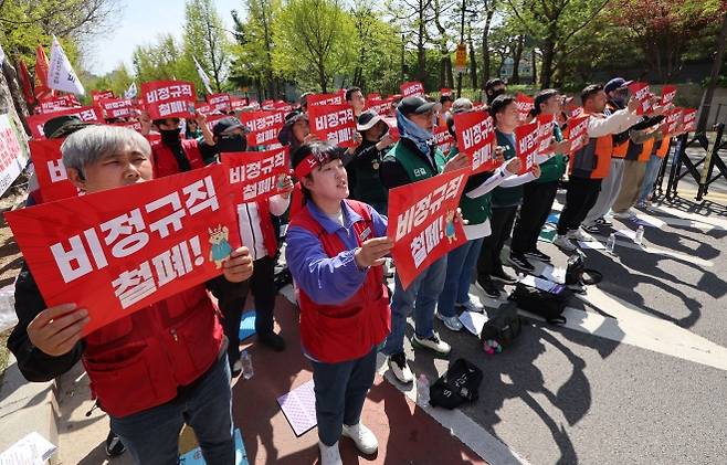 민주노총 민주일반연맹 소속 회원들이 16일 서울 종로구 청와대 사랑채 인근에서 열린 노정교섭 쟁취! 비정규직 철폐! 2026민주일반연맹 확대 간부 결의대회에서 구호를 외치고 있다.  뉴시스