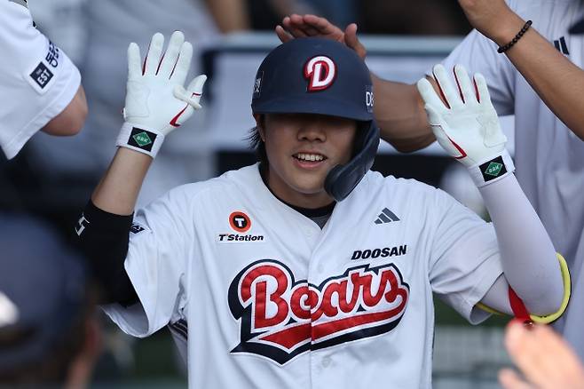 홈런 후 더그아웃에서 축하받는 박준순. 2026.4.19 두산 베어스 제공