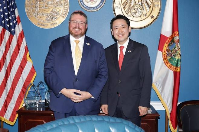 랜디 파인 하원의원 만난 장동혁 대표 - 국민의힘이 장동혁 대표가 사흘간 미국 체류 일정을 연장한 이후인 16일(현지시간)에 진행한 일정 관련 사진을 이날 출입기자단에 배포했다. 사진은 파일명에 16일이라고 밝힌 미 공화당 소속 랜디 파인 하원의원(플로리다)을 면담한 모습. 2026.4.19 국민의힘 제공