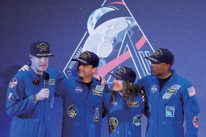 아르테미스 2호 승무원들이 4월11일 미국 휴스턴 엘링턴필드에서 열린 귀환 행사에서 소감을 밝히고 있다. ⓒAP 연합