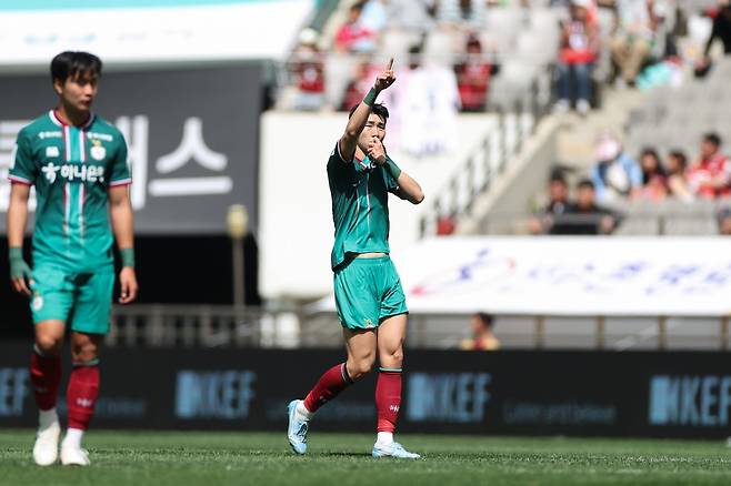 대전하나 유강현(오른쪽)이 18일 서울월드컵경기장에서 열린 서울과 K리그1 원정경기서 전반 15분 결승골을 터트린 뒤 기뻐하고 있다. 사진제공｜한국프로축구연맹