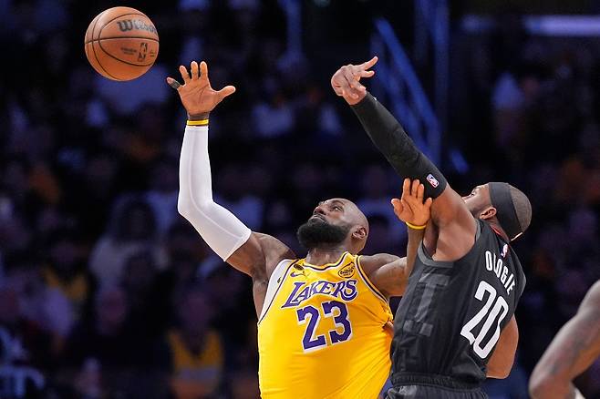LA 레이커스 르브론 제임스(왼쪽)가 19일(한국시간) 크리토닷컴 아레나에서 열린 휴스턴과&nbsp;NBA PO 1라운드 1차전서 조시 오코기와 리바운드를 다투고 있다. LA｜AP뉴시스