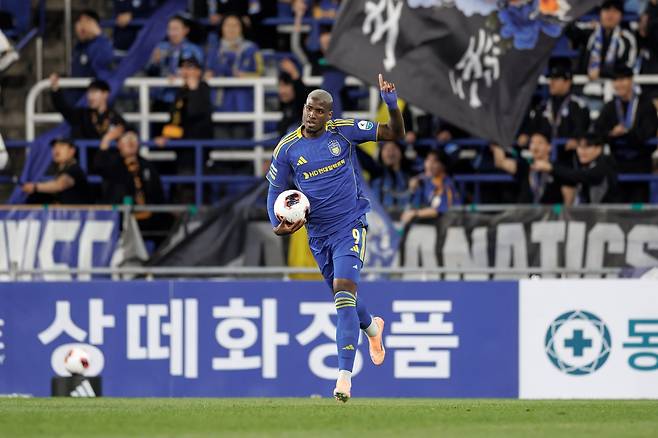 김현석 울산 감독은 19일 울산문수경기장에서 열릴 광주와 홈 경기를 앞두고 스트라이커 말컹(사진)을 향한 믿음을 보였다. 사진제공│한국프로축구연맹