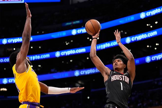 아멘 톰슨(오른쪽)이 19일 미국 캘리포니아주 로스앤젤레스의 크립토닷컴 아레나에서 열린 LA 레이커스와 2025~2026 미국프로농구 서부콘퍼런스 플레이오프 1라운드에서 슛을 하고 있다.  로스앤젤레스 | AP연합뉴스