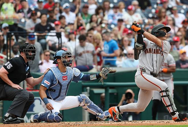 샌프란시스코 자이언츠 이정후가 19일 미국 워싱턴에서 열린 워싱턴 내셔널스와의 경기 2회초 투수 케이드 카발리를 상대로 안타를 때리고 있다.  AP연합뉴스