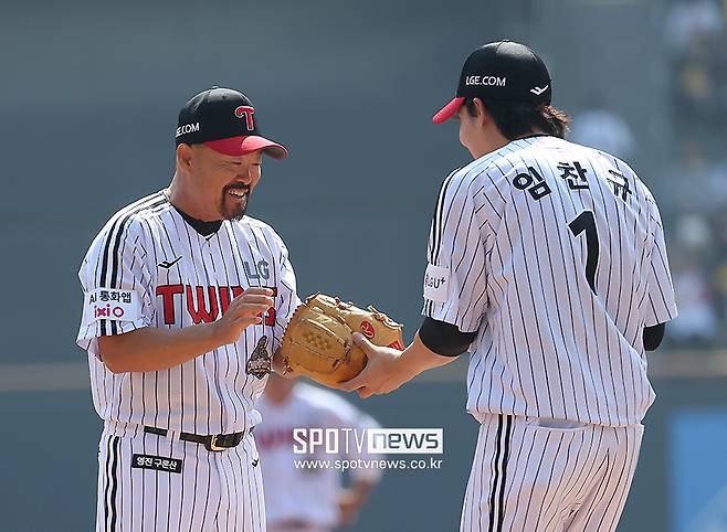 ▲ 김용일 코치 임찬규 ⓒ곽혜미 기자