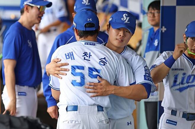 ▲ 배찬승과 포옹 중인 이승민 ⓒ삼성 라이온즈