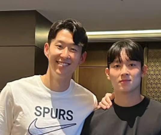 ▲ 과거 손흥민(왼쪽)이 양민혁에게 건넨 조언이 재조명되고 있다. 세계 축구계 최고 싸움터인&nbsp;EPL에서 10년 이상 활약하며&nbsp;생존 이상의 존재감을 뽐낸 손흥민은 지난해 1월 양민혁의 토트넘 이적이 결정된 직후&nbsp;'맨 인 블레이저스'와 인터뷰에서&nbsp;"정말로 힘들 것이라 말해주고 싶다"며 한국인 후배 연착륙을&nbsp;걱정했다.