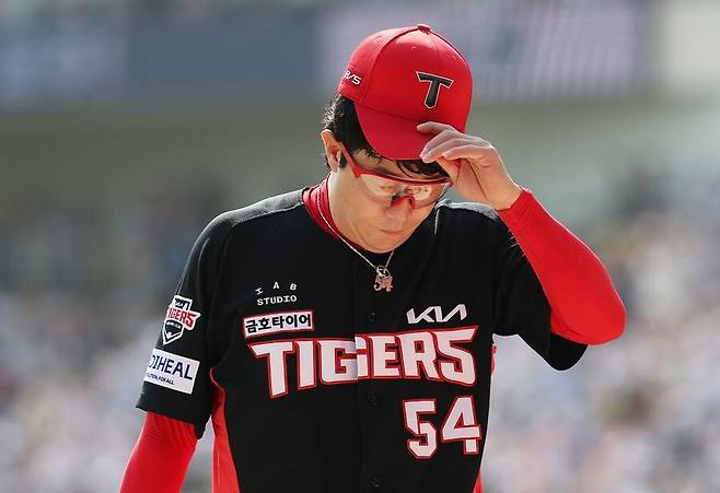 ▲ 5이닝을 버티지 못하고 마운드를 내려간 KIA 선발 양현종 ⓒ연합뉴스