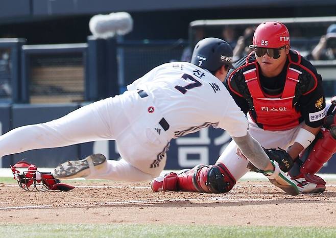 ▲ 5회 두산의 결승 득점을 만든 박찬호의 결정적인 슬라이딩 ⓒ연합뉴스