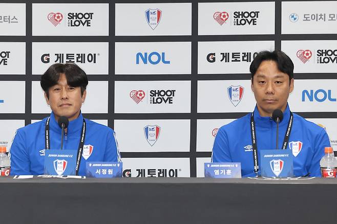 ▲ &nbsp;19일 경기도 수원시 수원월드컵경기장에서 열린 OGFC VS 수원삼성 레전드 매치에 앞서 수원삼성 레전드&nbsp;서정원(왼쪽)과 염기훈이 기자회견에 참석하고 있다. ⓒ연합뉴스