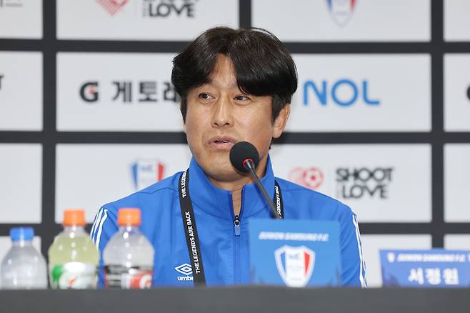 ▲ &nbsp;19일 경기도 수원시 수원월드컵경기장에서 열린 OGFC VS 수원삼성 레전드 매치에 앞서 수원삼성 레전드&nbsp;서정원이 기자회견에 참석하고 있다. ⓒ연합뉴스