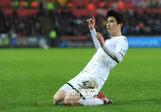 ▲ 박지성-이영표의 배턴을 물려받은 인물은 '쌍용'이었다.&nbsp;이청용은 7시즌간 볼턴과 팰리스에서 주전급으로 꾸준히 활약해 천재 윙어로서 존재감을 뽐냈다.&nbsp;기성용(사진) 역시 2012년 스완지 시티에 입단한 뒤 선덜랜드와 뉴캐슬을 거치며 2020년 1월까지 EPL 중원을 누볐다.